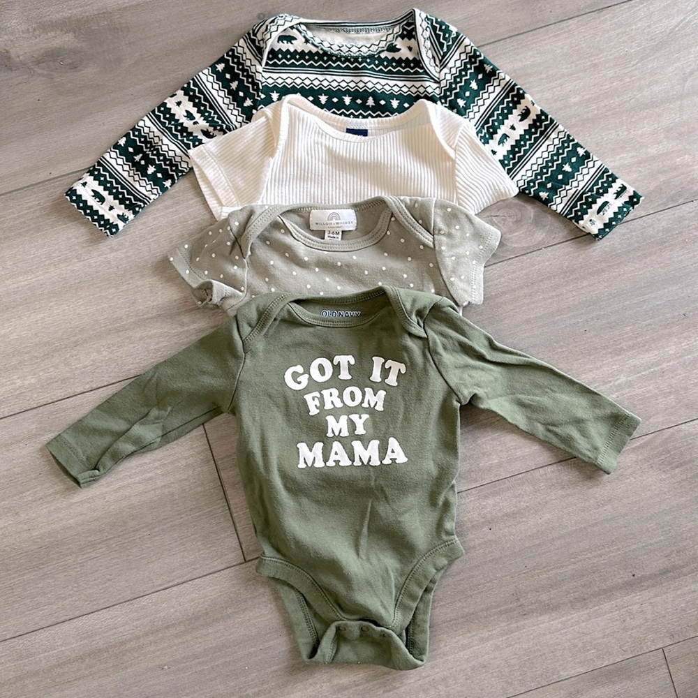 4 piece onsie bundle 3-6months 💚